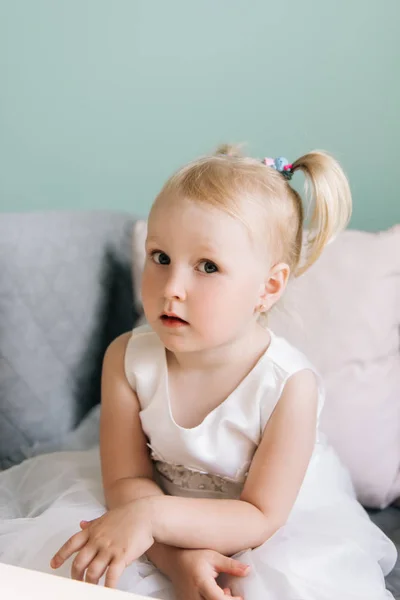 Felice bambina elegante in caffè per bambini — Foto Stock