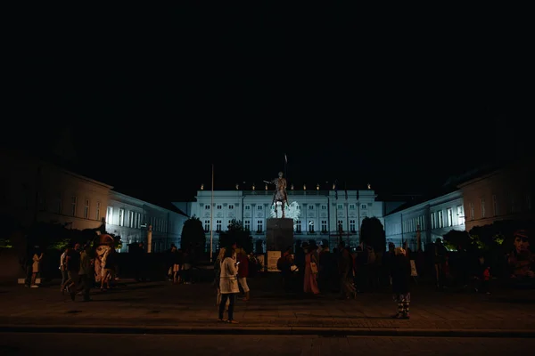 Menschen Durch Nachts Beleuchtetes Gebäude Warschau Polen — Stockfoto