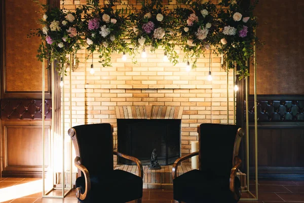 Hochzeitsdekor. Bogen mit Blumen und Retro-Girlande, zwei Stühle, — Stockfoto