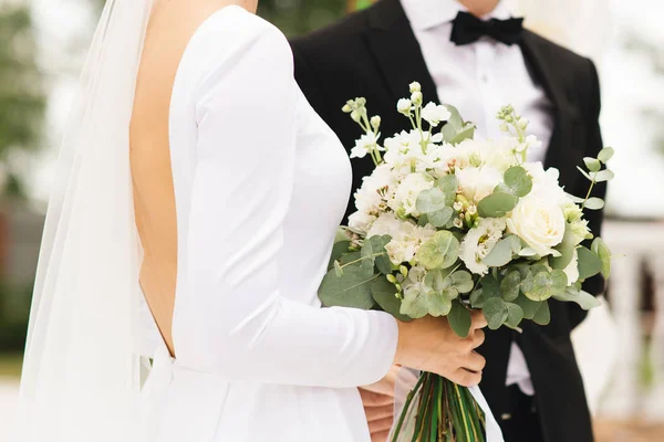 Detalhes da manhã nupcial. Casamento lindo buquê nas mãos o — Fotografia de Stock