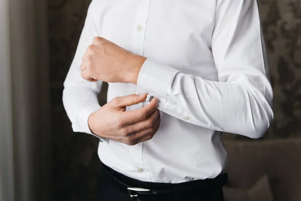 Detaljerna om bröllopsdagen. Förberedelse av brudgummen. — Stockfoto