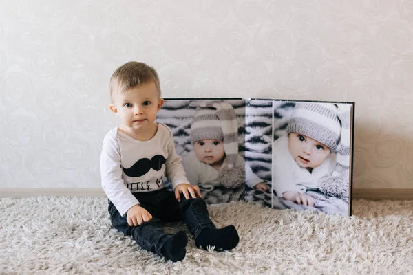 Симпатичный Ребенок Сидящий Фоне Большой Стильной Фотокниги Вашими Фотографиями — стоковое фото