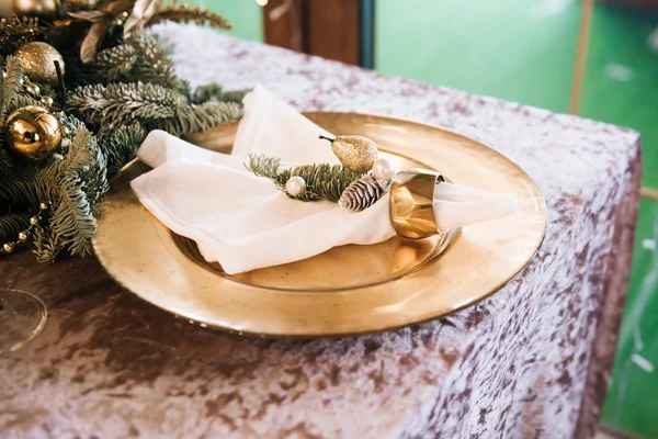 Table Setting Golden Plate Decorated Napkin — Stock Photo, Image