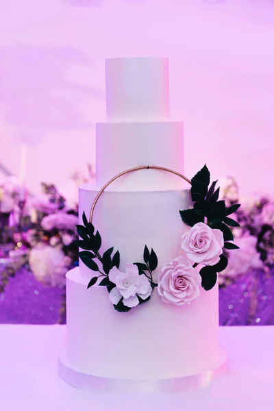 Lujoso pastel blanco de cuatro niveles con flores, postre de boda —  Fotos de Stock