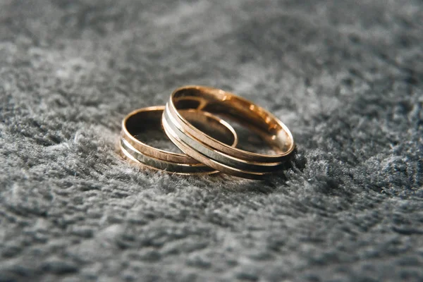 Svatební prsteny na šedém pozadí, selektivní ostření, mac — Stock fotografie