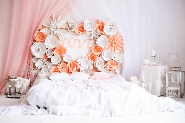 Romantique blanc avec un lit blanc en forme de coeur et le — Photo