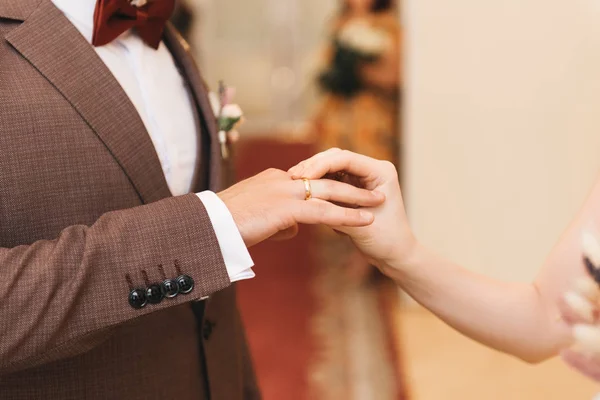 Anillos de intercambio de novias y novios —  Fotos de Stock