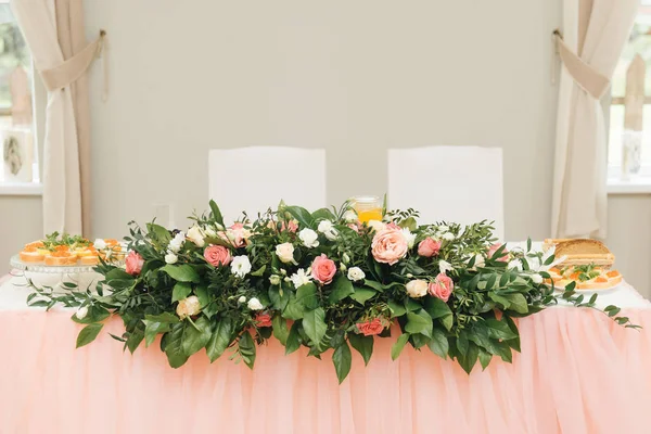 Düğünler ve tatiller için dekor konsepti, çiçek aranjmanı — Stok fotoğraf