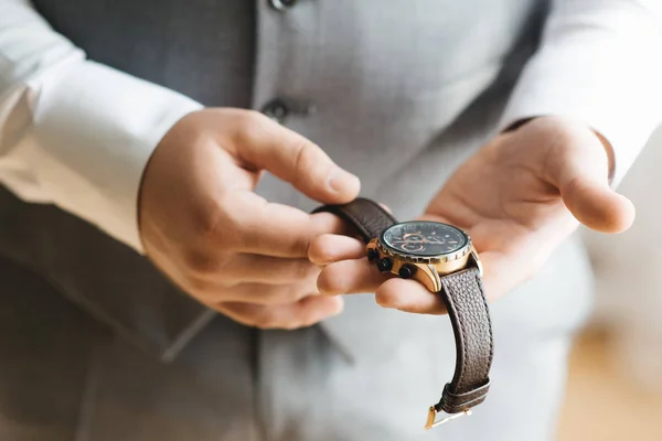 I dettagli del giorno del matrimonio. Preparazione dello sposo . — Foto Stock