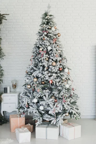 Weihnachtsbaum Mit Kugeln Und Geschenkschachteln Geschmückt — Stockfoto