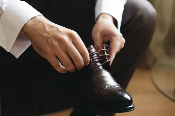 Heren schoenen in handen close up — Stockfoto