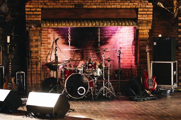 Escenario de concierto de rock con instrumentos musicales en discoteca — Foto de Stock