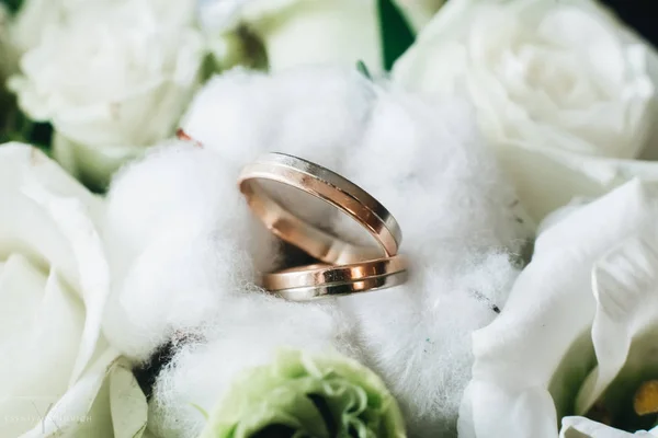 Bröllop förlovningsringar på svart bakgrund. Kärlekskoncept.Selec — Stockfoto