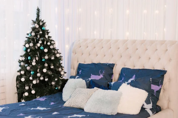 Kerst decor, wit slaapkamer beddengoed met rendieren en Chris — Stockfoto