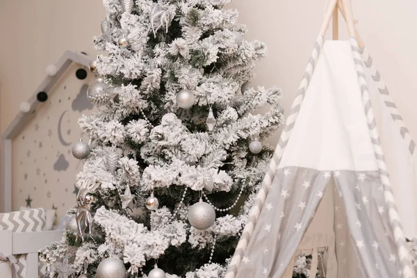 Árvore de Natal e wigwam na sala de crianças. Decorações de Natal . — Fotografia de Stock
