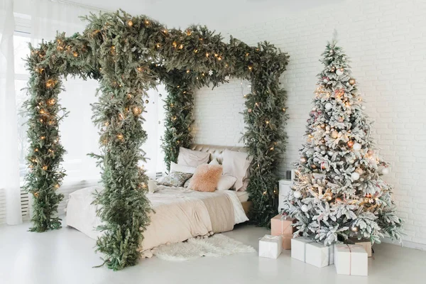 A spacious white light bedroom in a loft style with a decorated — Stock Photo, Image