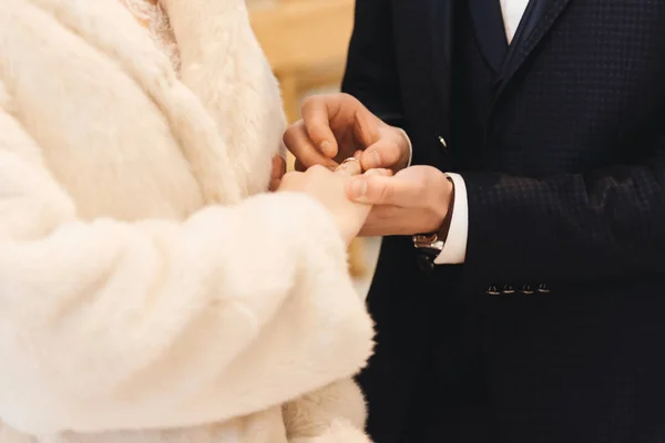 Groom and brides hands with rings, closeup view — Stock Photo, Image