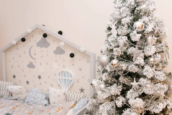 Cama infantil blanca gris madera en forma de casa con st — Foto de Stock