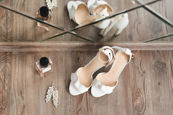 Az esküvő napjának részletei. Menyasszonyi cipő egy könnyű backgro — Stock Fotó