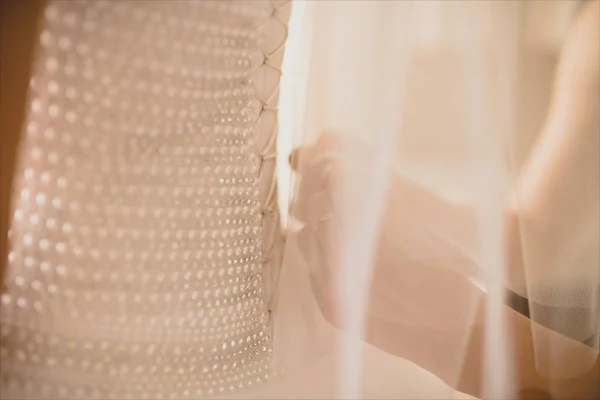 Morgenbraut. Brautjungfer hilft der Braut, ihr Kleid zu schnüren. — Stockfoto