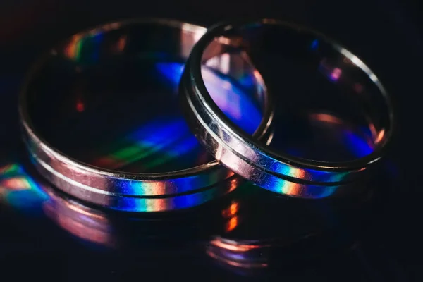Svatební zásnubní prsteny na černém pozadí. Koncept lásky.Výběr — Stock fotografie