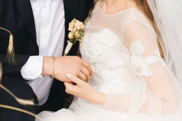 Novio y novias manos con anillos, vista de cerca —  Fotos de Stock