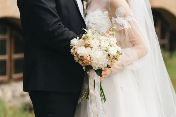 朝の情報だ結婚式の美しい花束を手にo — ストック写真