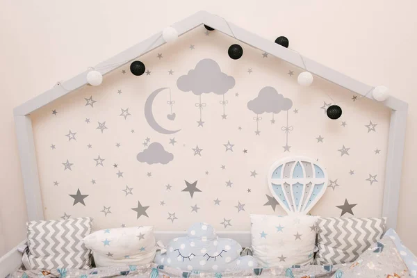 Cama branca cinzenta de madeira do bebê na forma de uma casa com estrelas um — Fotografia de Stock