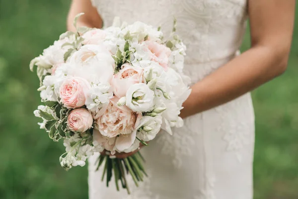 Detalhes da manhã nupcial. Casamento lindo buquê nas mãos o — Fotografia de Stock