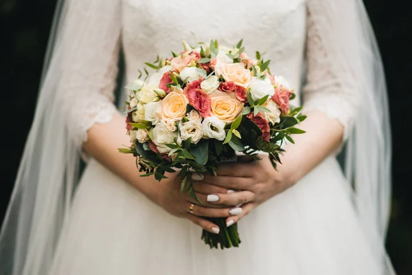 Detalhes da manhã nupcial. Buquê de casamento nas mãos da noiva — Fotografia de Stock