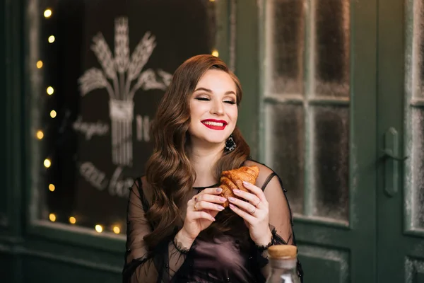 Portrait Beautiful Brunette Curls Red Lipstick Croissant Her Hands Background — Stock Photo, Image