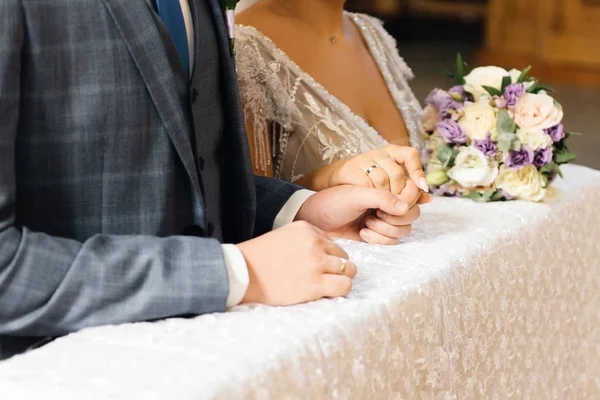 Detalhes da manhã nupcial. Casamento lindo buquê nas mãos o — Fotografia de Stock