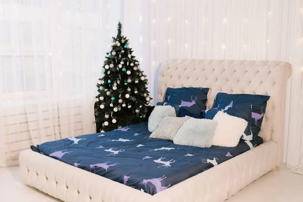 Decoración Navidad Ropa Cama Dormitorio Blanca Con Reno Árbol Navidad — Foto de Stock