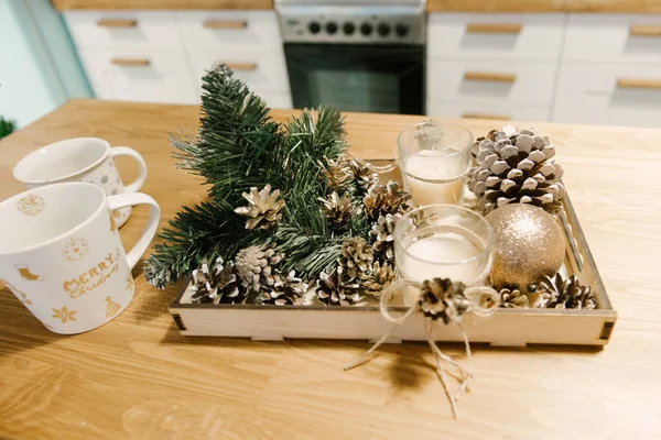 Décor de Noël. Table en bois décorée pour les vacances — Photo