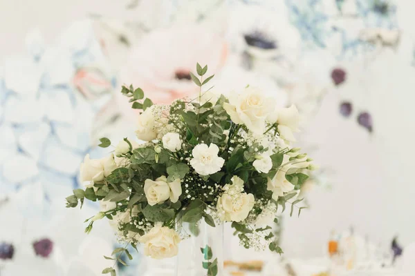 Bela decoração para o feriado e casamento, arranjos florais — Fotografia de Stock