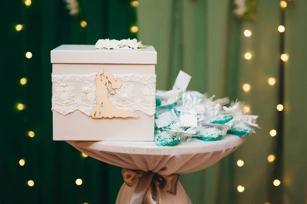 Mesa de regalo en la boda. Bolsas dulces para invitados y caja de regalo fo —  Fotos de Stock