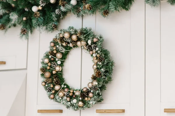 Decoração de Natal, a cozinha está decorada para as férias com um — Fotografia de Stock