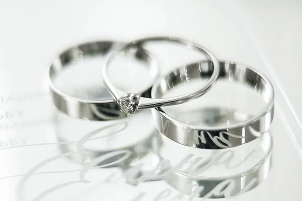 Anéis de casamento, decoração da cerimônia de casamento e detalhes, foc seletivo — Fotografia de Stock