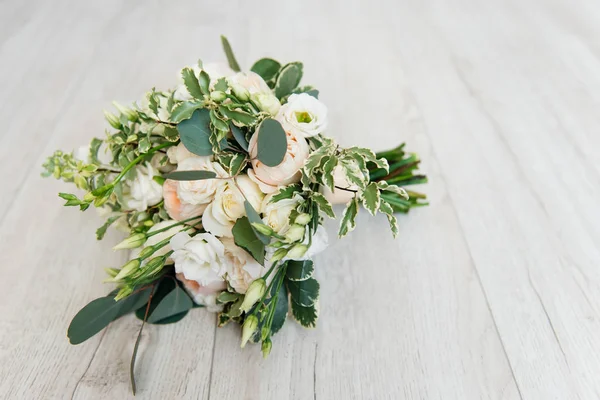 Belo buquê de casamento da noiva em um fundo leve, se — Fotografia de Stock