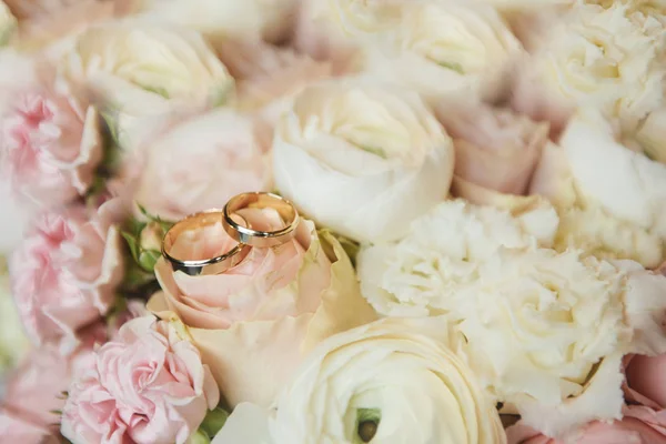 Alliances sur un fond de fleurs d'un doux mariage bou — Photo