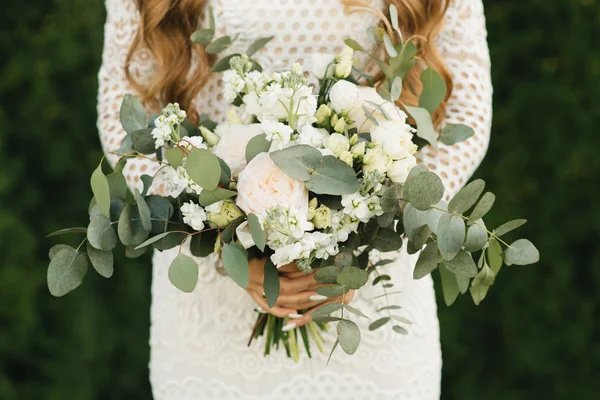 Dettagli mattutini di nozze. Matrimonio bellissimo bouquet nelle mani o — Foto Stock