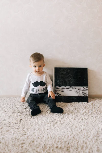 Bebê Bonito Sentado Lado Seu Grande Álbum Fotos Elegante — Fotografia de Stock