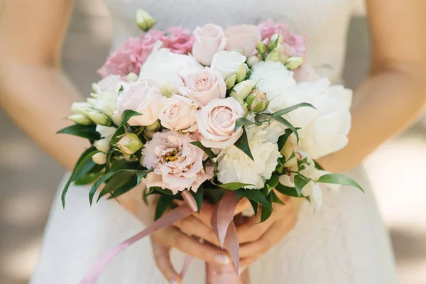 Dettagli mattutini di nozze. Matrimonio bellissimo bouquet nelle mani o — Foto Stock