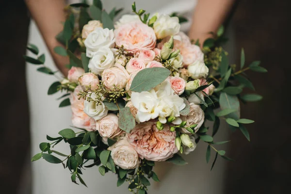 รายละเอียดตอนเช้าของเจ้าสาว ช่อดอกไม้แต่งงานในมือของสะพาน — ภาพถ่ายสต็อก
