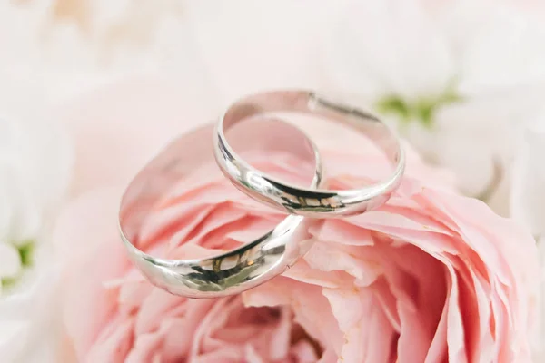 Anillos de compromiso de boda y flores ramo de boda fondo , — Foto de Stock
