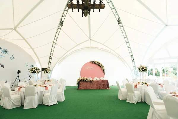 婚礼大厅、帐篷、婚宴桌上装饰的风采 — 图库照片