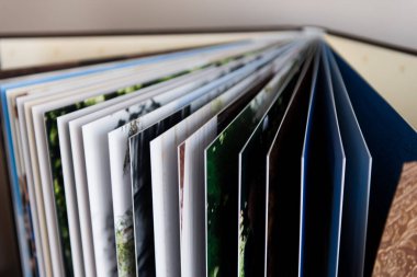 Genişletilmiş fotoğraf kitapları. Fotobook sayfaları. Fotoğraf albümü çeviriyor.
