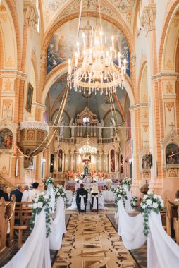 Kilisedeki güzel düğün manzarası.