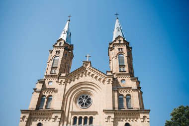 Mavi gökyüzündeki eski katolik katedrali.