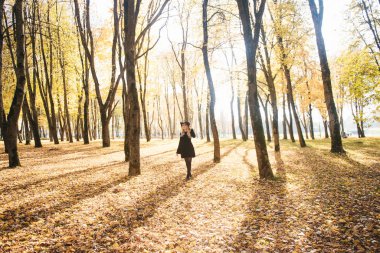 Güz Parkı 'nda şapkalı güzel bir genç kız.